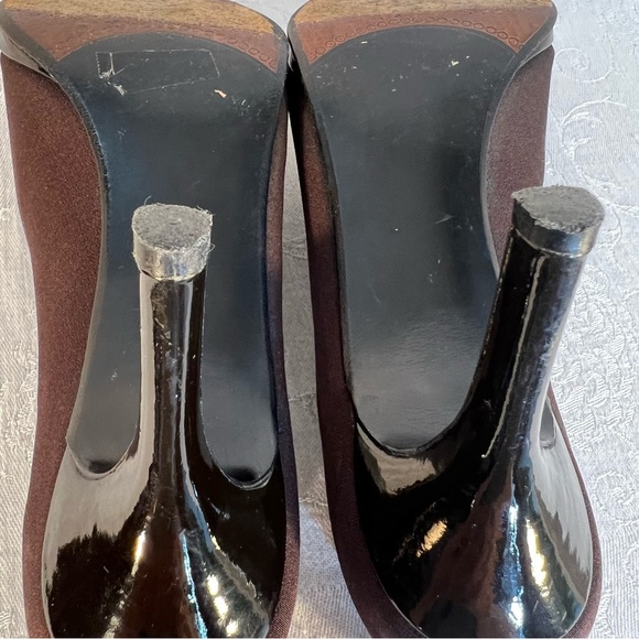 Stuart Weitzman Brown Fabric Slip On 3 1/2” Heels Pumps Shoes Size 8 - Picture 8 of 8